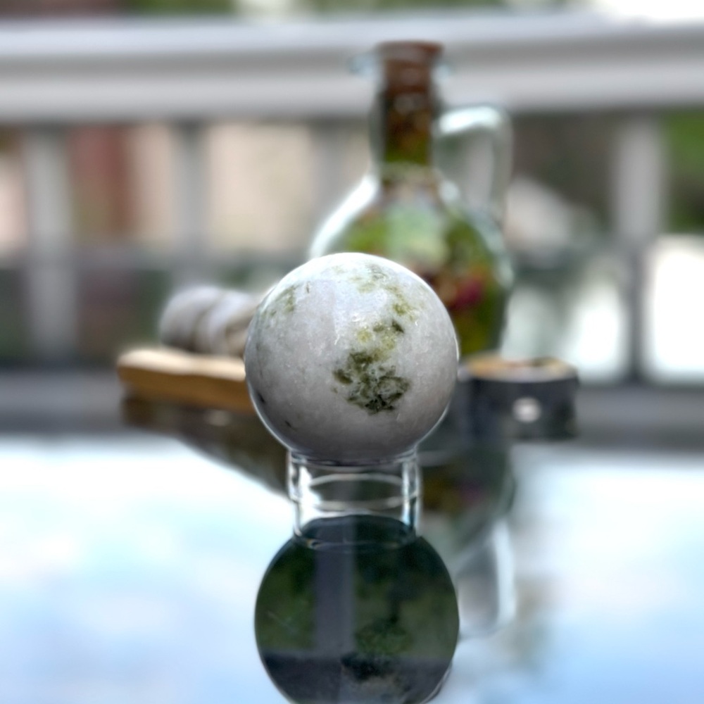 Serpentine in Quarts sphere